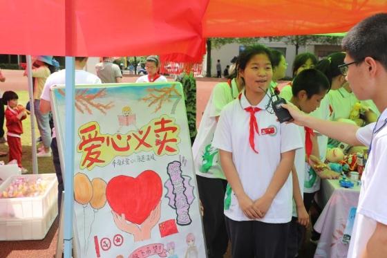 红色短袖+毛边牛仔短裤，胖女生这么穿合适吗？